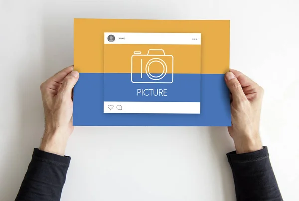 Mãos segurando cartaz — Fotografia de Stock