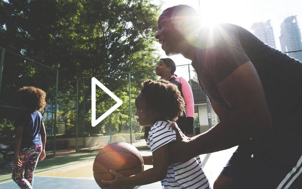Afrika basketbol oynarken aile