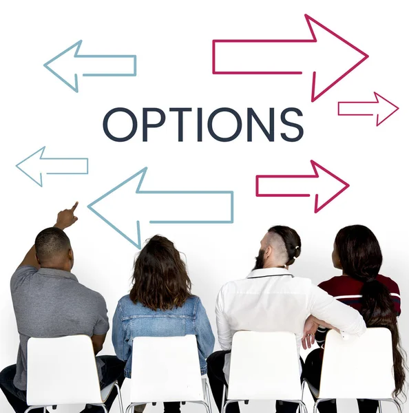 sandalye üzerinde oturan ve duvara bakarak insanlar 