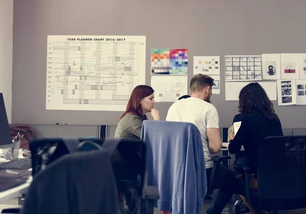 Geschäftsleute im Büro — Stockfoto