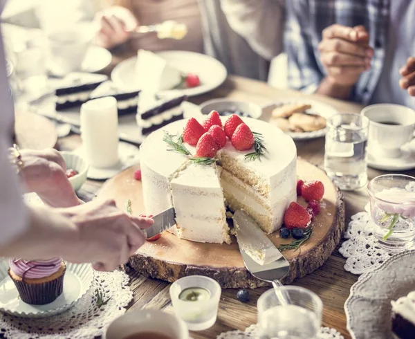 Çay partisi üzerinde toplama arkadaşlar