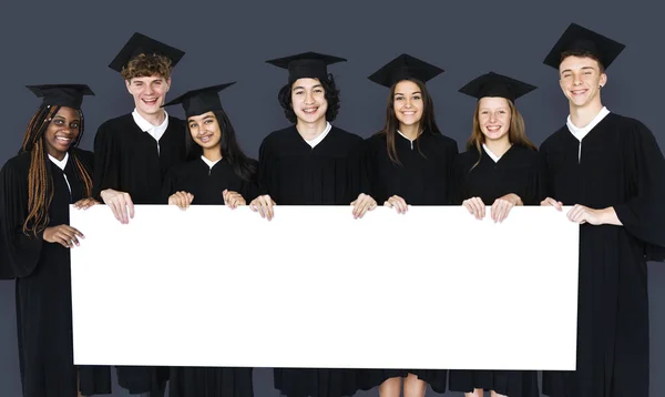 Studenten mit leerem Plakat — Stockfoto