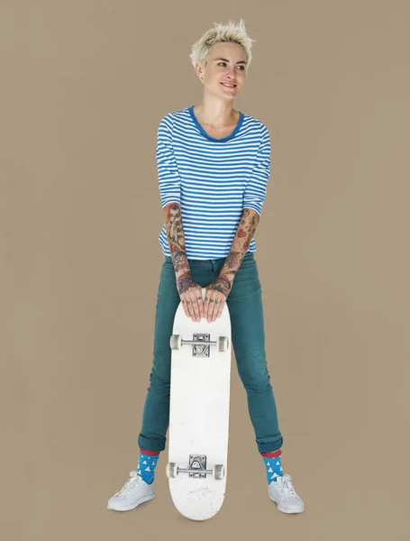 Tätowierte Frau mit Skateboard — Stockfoto