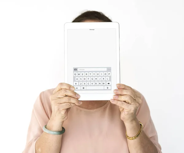 Жінка тримає цифровий планшет — стокове фото