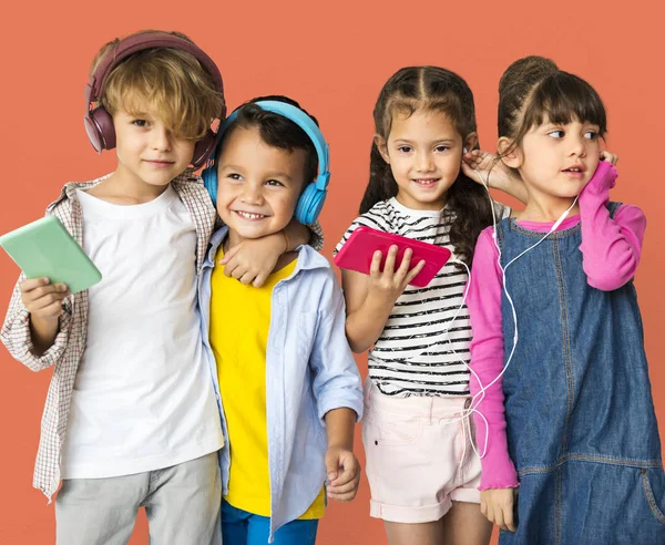 Kinder hören Musik — Stockfoto