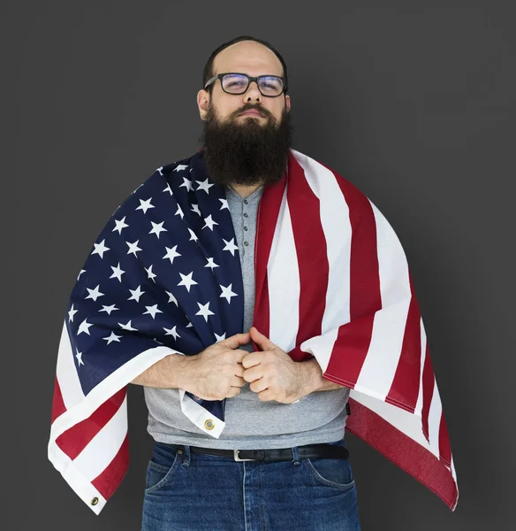 Homem segurando bandeira americana — Fotografia de Stock