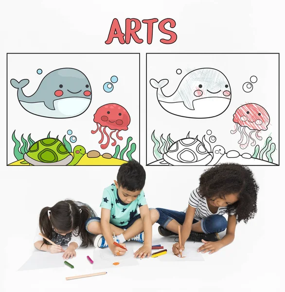Niños dibujando sobre papeles —  Fotos de Stock
