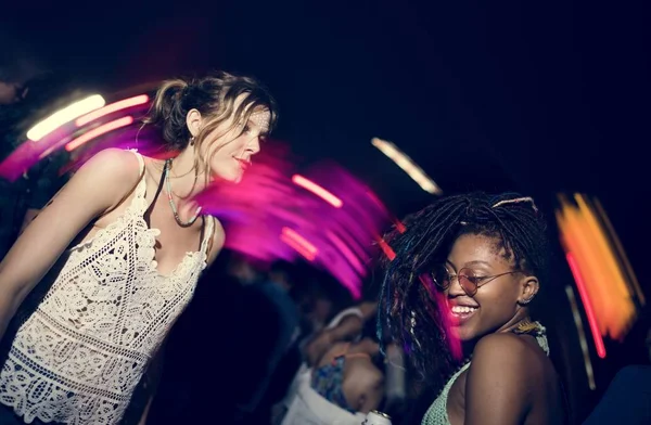 Amigos eventos divertidos dançar férias — Fotografia de Stock