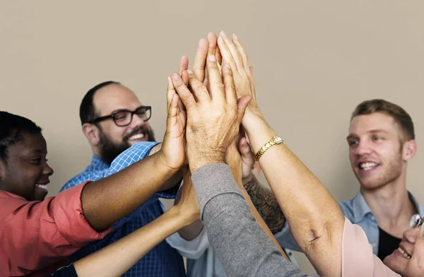 İnsanlar beşlik çakıyor. 