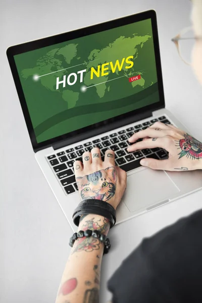 Τατουάζ γυναίκα χέρια σε φορητό υπολογιστή — Φωτογραφία Αρχείου