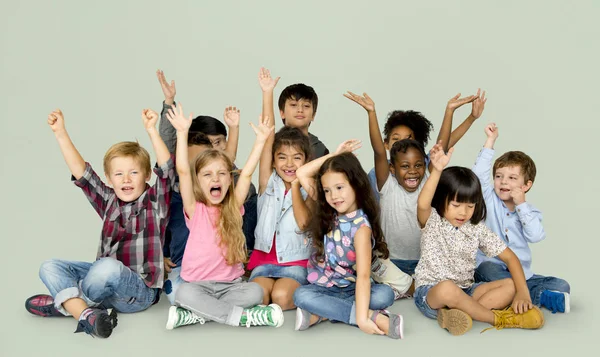 Kinder sitzen zusammen auf dem Boden — Stockfoto