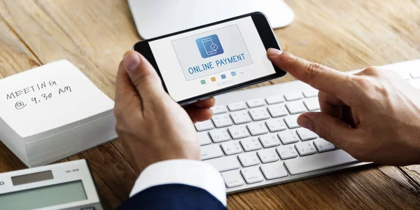 Akıllı telefon kullanan iş adamı