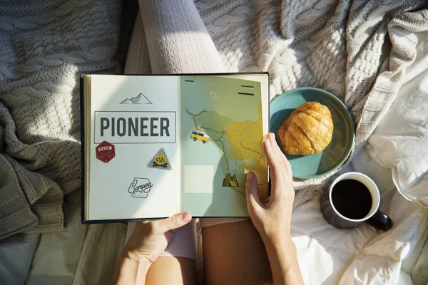 Mulher relaxante na cama com café da manhã — Fotografia de Stock