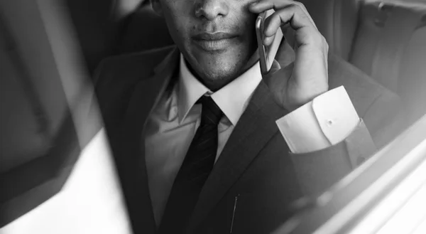 Telefon kullanarak iş adamı — Stok fotoğraf