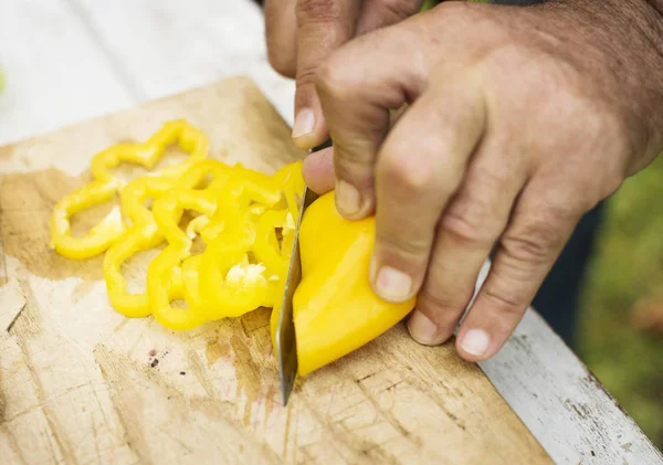 Χέρια τεμαχίζοντας κίτρινη πιπεριά — Φωτογραφία Αρχείου