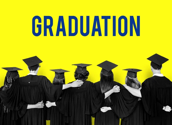 Étudiants portant des casquettes et des robes de remise des diplômes — Photo