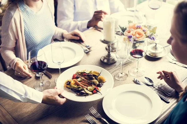 İnsanlar restoranda yemek yiyor.  