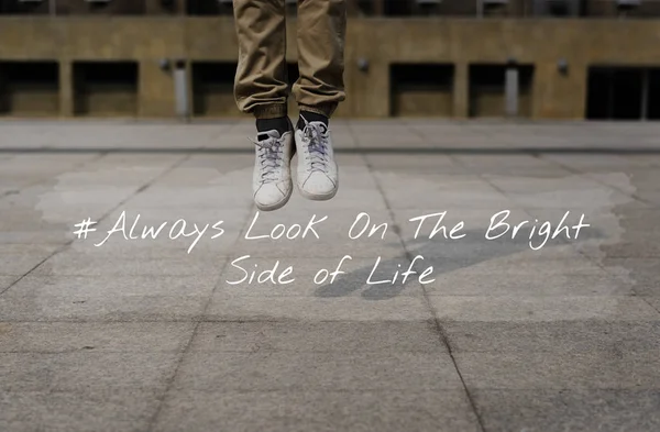 Sokakta zıplayan adam