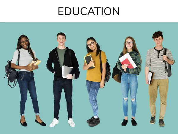 çok ırklı öğrenciler birlikte