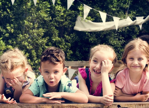 Niños Sonriendo sentados en el banco — Foto de Stock