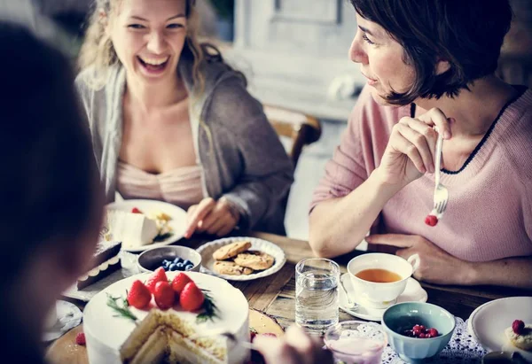 Amigos reuniéndose en la fiesta del té — Foto de Stock