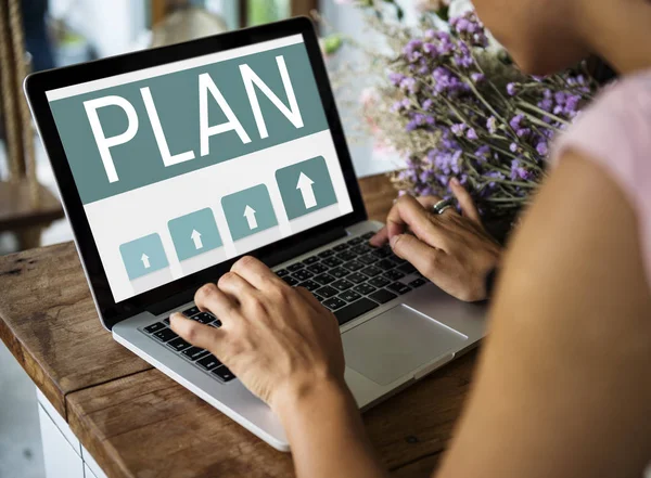 Dizüstü bilgisayarda yazan kişi 