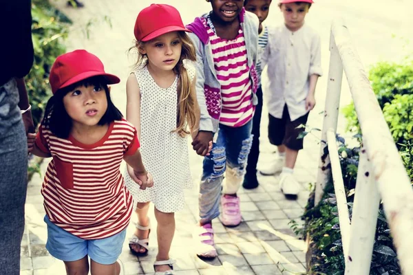 Pequeños estudiantes está en una excursión — Foto de Stock