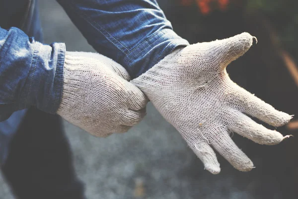 Bahçe eldiven giyiyor eller
