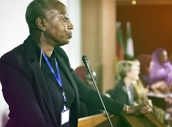 Africká žena řečník mluví — Stock fotografie