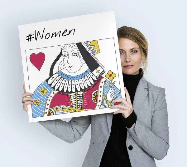 Деловая женщина держит плакат — стоковое фото