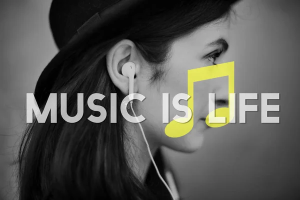 Ung kvinna i hatt som lyssnar på musik — Stockfoto