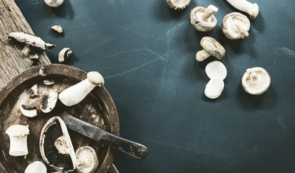 bıçak ve plaka ile ham mantar