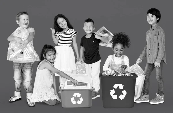 Niños con residuos para reciclar — Foto de Stock