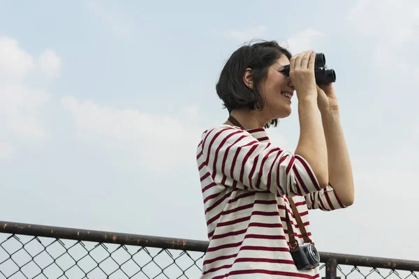 Viaggiatore donna con binocolo — Foto Stock