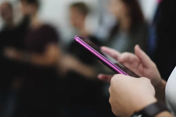 Manos usando un teléfono inteligente — Foto de Stock