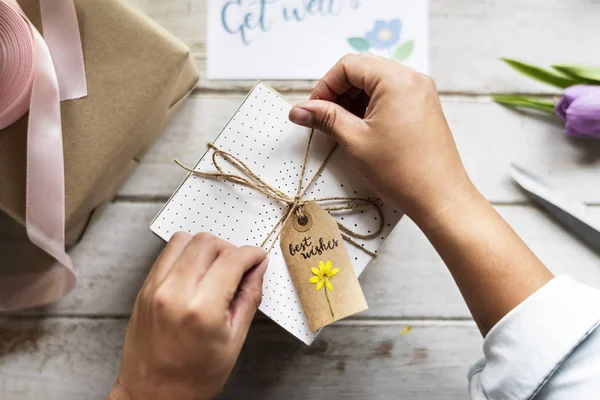 Vrouw verpakking geschenken — Stockfoto