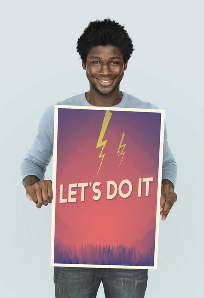 Homem africano segurando banner gráfico — Fotografia de Stock