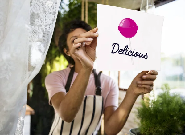 Afrikalı kadın dükkanda çalışan önlük 