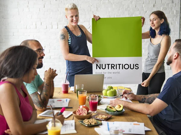 Personer ha möte med frukost — Stockfoto