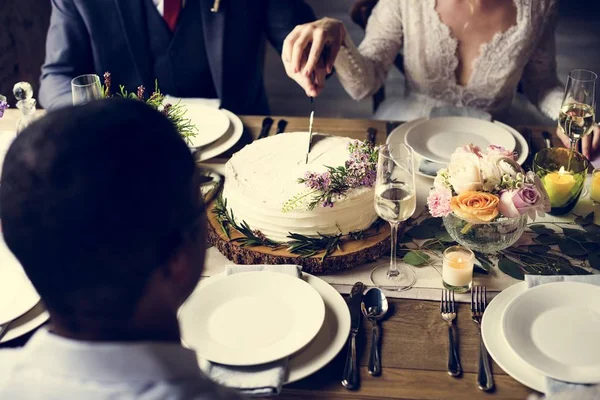 Торт для невесты и жениха — стоковое фото