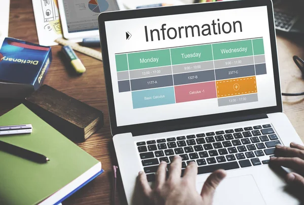 dizüstü bilgisayarda klavyede yazan adam