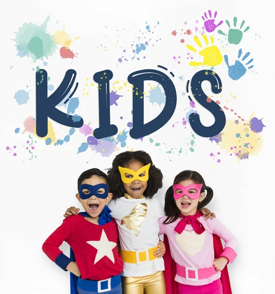 Dzieci sobie superbohatera kostiumy — Zdjęcie stockowe