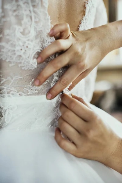 花嫁の結婚式のために服を着せる — ストック写真