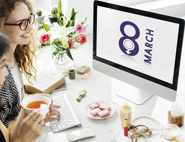 Vrouwen werken met computer — Stockfoto