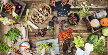 ahşap masa üzerinde çeşitli organik sebze 