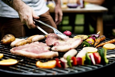 adam charcoals Barbekü yemek