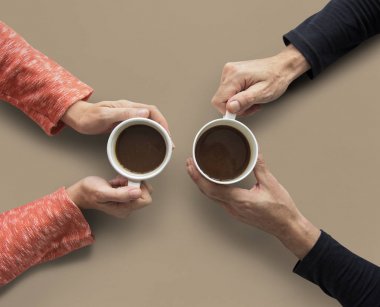 Kahve fincanları Holding eller