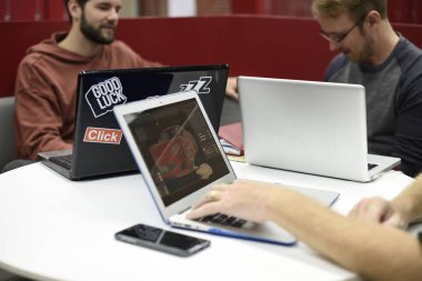 dizüstü dizüstü bilgisayarlar kullanarak erkekler