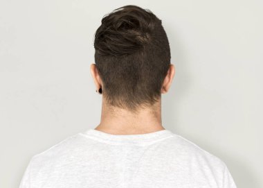 Stüdyoda ayakta adam