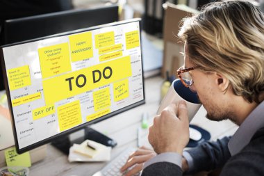 Bilgisayarda çalışan adam  